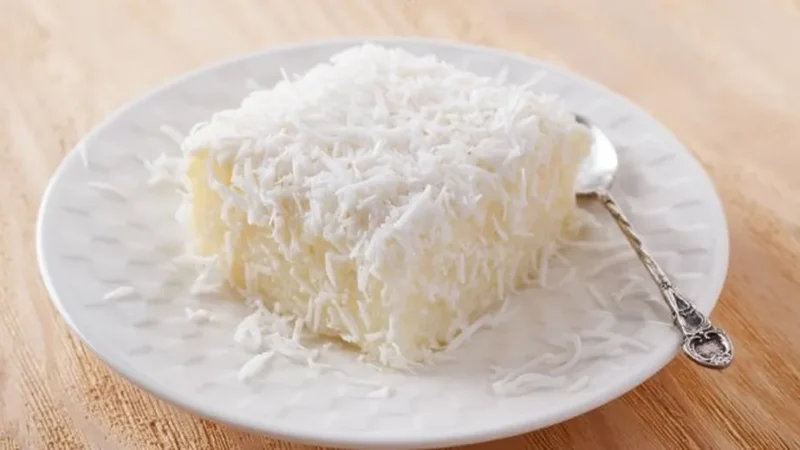 “Delicie-se com o Irresistível Bolo Gelado de Coco: Receita Fácil e Saborosa para Adoçar Seus Dias!”