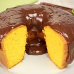 Bolo de Cenoura Simples com Calda de Chocolate