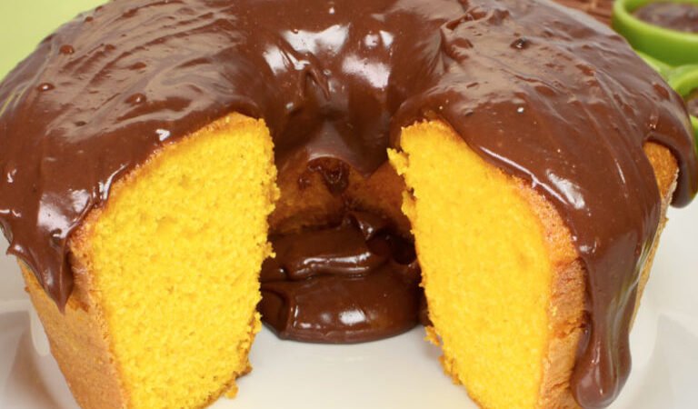 “Bolo de Cenoura Simples com Calda de Chocolate: A Receita Irresistível que Vai Encantar seu Paladar!”