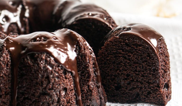 “Delicie-se com o Melhor Bolo de Chocolate com Cobertura — Receita Irresistível para Elevar seu Paladar!”