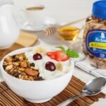 Café da manhã saudável: Iogurte natural com granola e mel