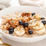 Café da manhã saudável - Mingau de aveia com frutas - imagem 01