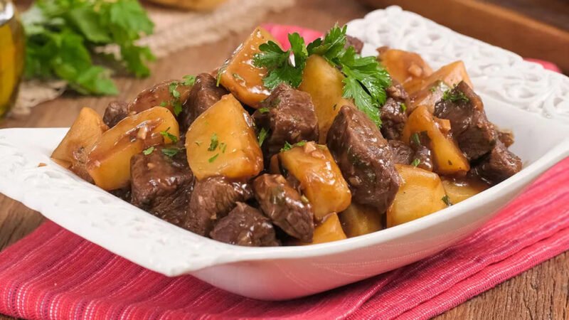 “Deliciosa Carne de Panela com Batata: A Receitinha Conforto que Vai Aquecer Seu Coração!”