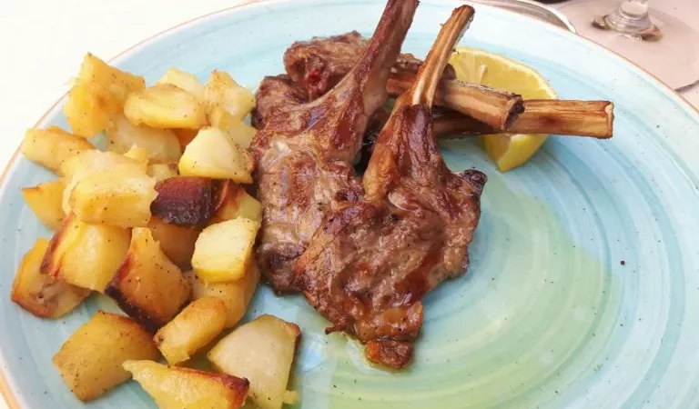 “Deliciosa Receita de Cordeiro com Batatas ao Forno: O Prato Perfeito para Impressionar!”