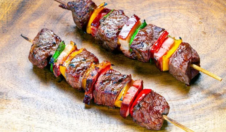 “Descubra o Sabor Irresistível do Espetinho Misto na Churrasqueira: Receita Deliciosa para o Seu Churrasco!”