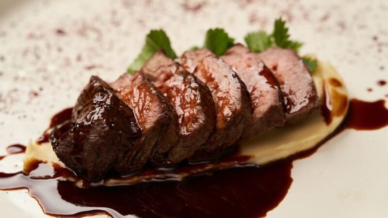 “Descubra o Sabor Inigualável: Filé Mignon ao Molho de Vinho Tinto que Vai Transformar Seu Jantar!”