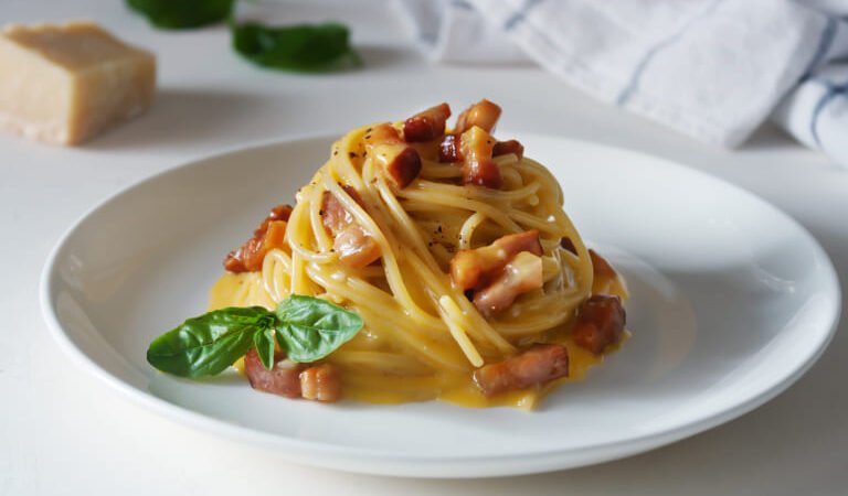 “Desvende o Segredo do Macarrão à Carbonara: Receita Irresistível para Impressionar!”