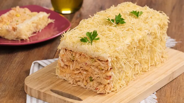 “Descubra a Deliciosa Torta de Pão Cremosa com Frango: A Receita Irresistível que Vai Encantar Seu Paladar!”